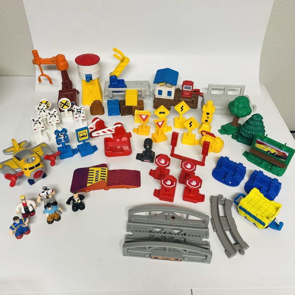 Vintage Fisher Price GeoTrax accessory &‎ People Lot